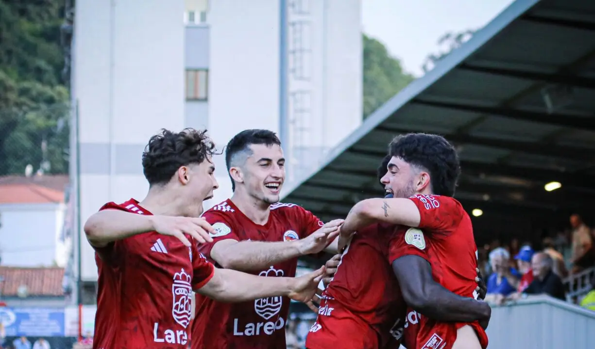 Celebraci&oacute;n de los jugadores del CD Laredo tras sellar su pase a la final auton&oacute;mica del playoff de ascenso a Segunda RFEF con una &eacute;pica victoria ante la UM Escobedo en San Lorenzo.
