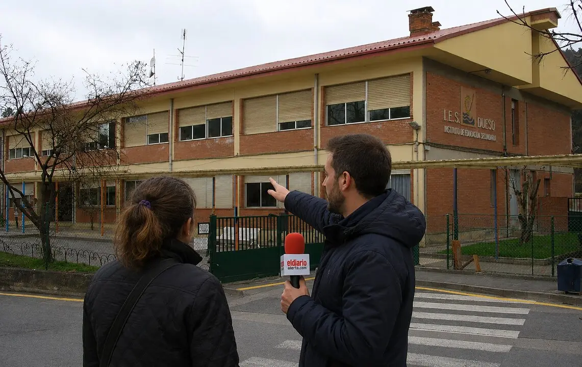 Recreaci&oacute;n de la madre y el periodista de ALERTA, frente al instituto en cuesti&oacute;n. / IA