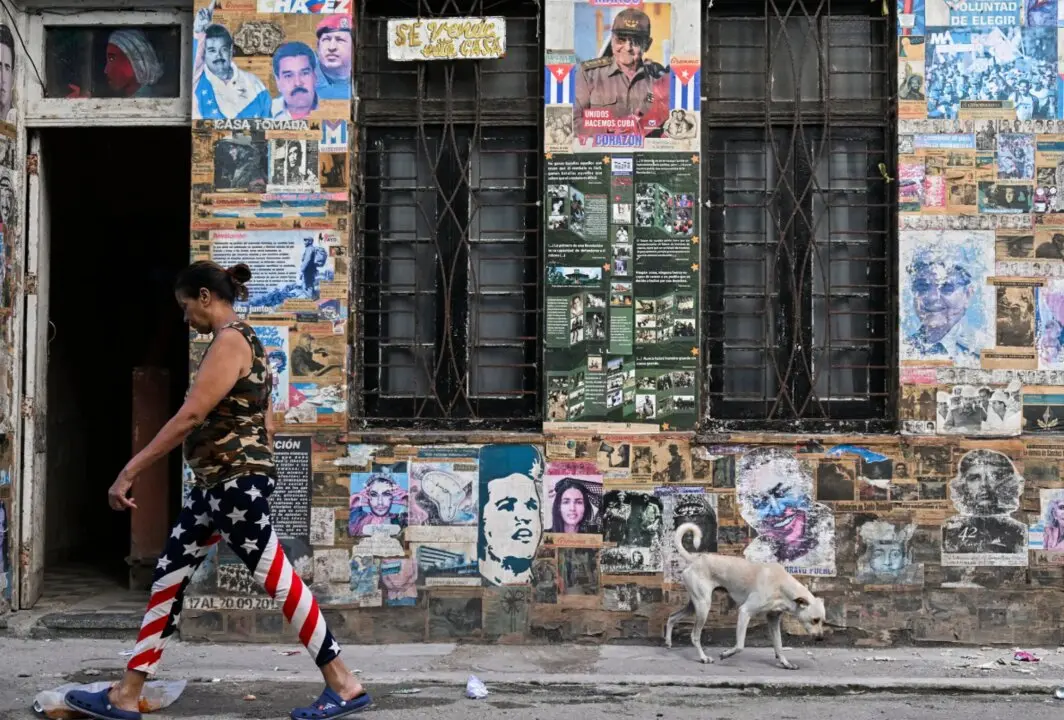 Un muro en La Habana en el que aparecen l&iacute;deres pol&iacute;ticos, entre ellos el expresidente cubano Ra&uacute;l Castro.