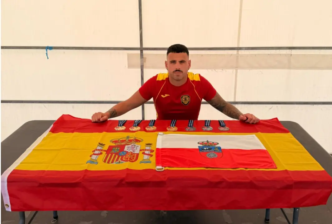 Roberto Veiga, el santanderino posando con sus medallas.