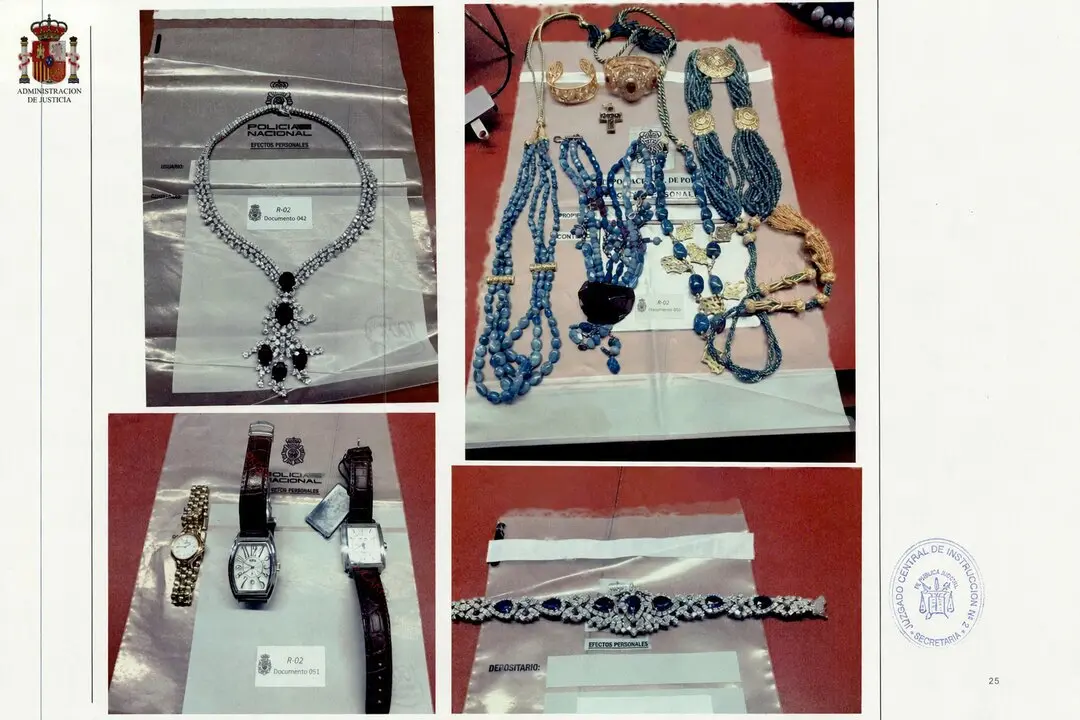 Joyas, relojes y piezas de lujo intervenidas por la UDEF durante el registro del despacho de Jos&eacute; Luis Rodr&iacute;guez Zapatero en el marco de la investigaci&oacute;n judicial del caso Plus Ultra. Entre los objetos requisados figuran collares, pulseras, pendientes y relojes almacenados en una caja fuerte oculta localizada por los agentes.