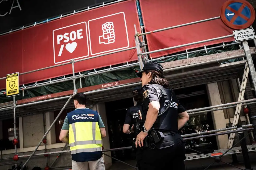 Agentes de la Polic&iacute;a Nacional en la sede nacional del PSOE en Ferraz, a 27 de mayo de 2026, en Madrid (Espa&ntilde;a). Agentes de la Unidad Central Operativa (UCO) de la Guardia Civil han acudido a primera hora de este mi&eacute;rcoles a la sede federal del PSOE. 

Firma: Diego Radam&eacute;s / Europa Press