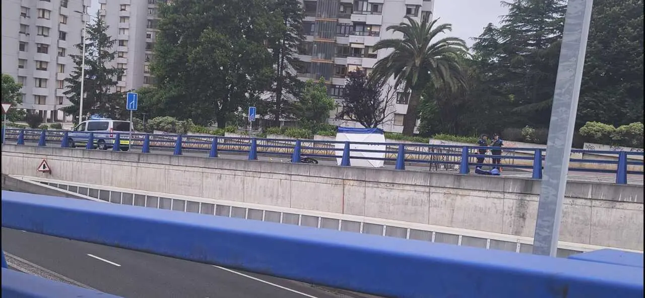 Agentes de la Polic&iacute;a Local investigan el lugar del atropello mortal registrado junto al Hospital Universitario Marqu&eacute;s de Valdecilla, donde una mujer de 58 a&ntilde;os perdi&oacute; la vida tras ser arrollada por una motocicleta a primera hora de la ma&ntilde;ana.