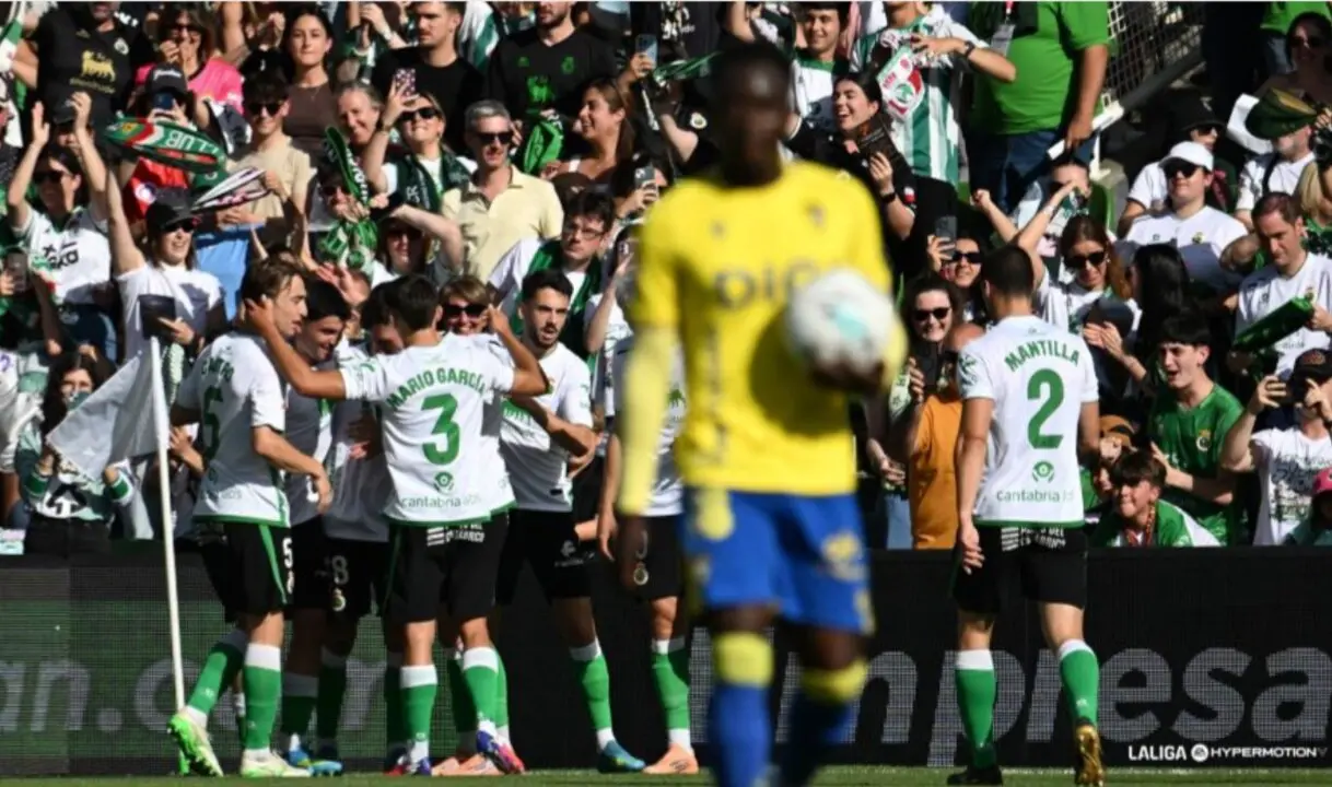 Los jugadores del Racing celebran uno de los goles conseguidos ante el C&aacute;diz en un d&iacute;a de fiesta en el que han ganado por goleada.