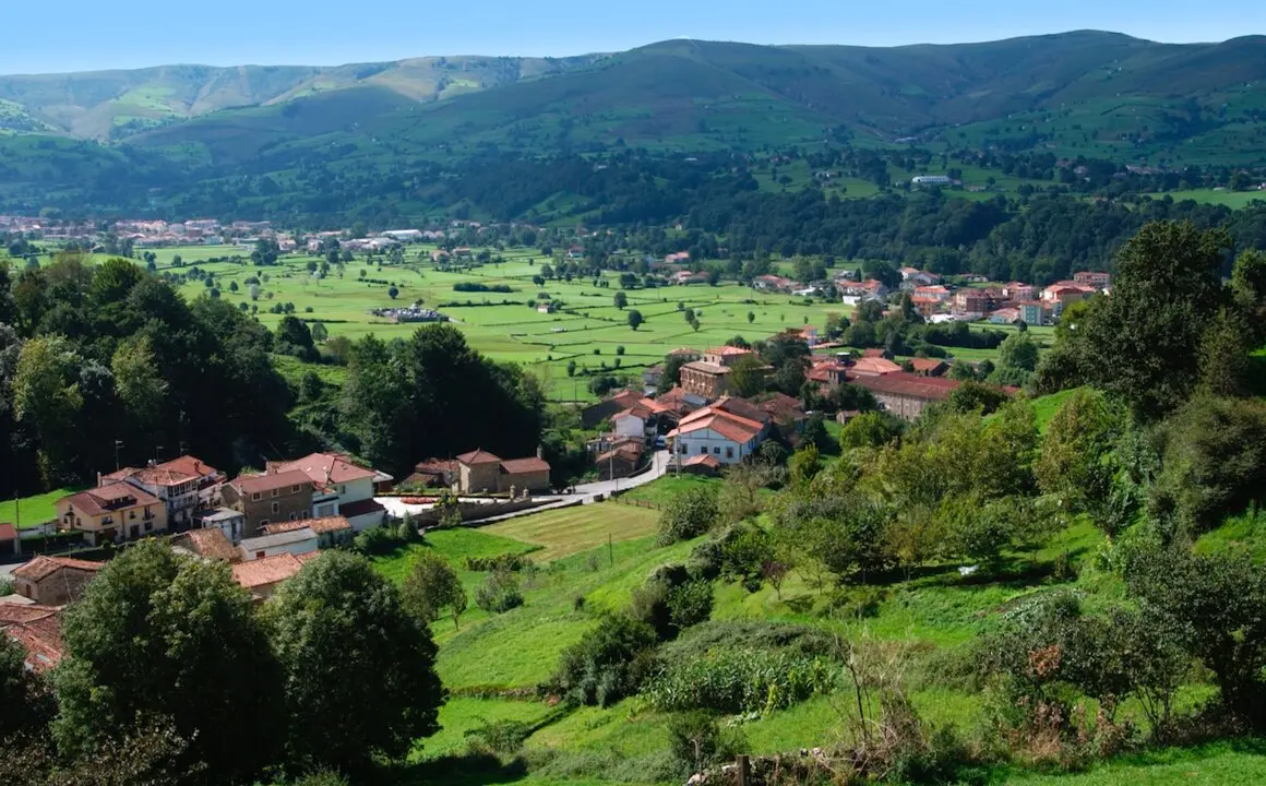 Imagen de Villacarriedo, rodeado por el caracter&iacute;stico paisaje verde del interior de la regi&oacute;n. / Manuel &Aacute;lvarez Alonso