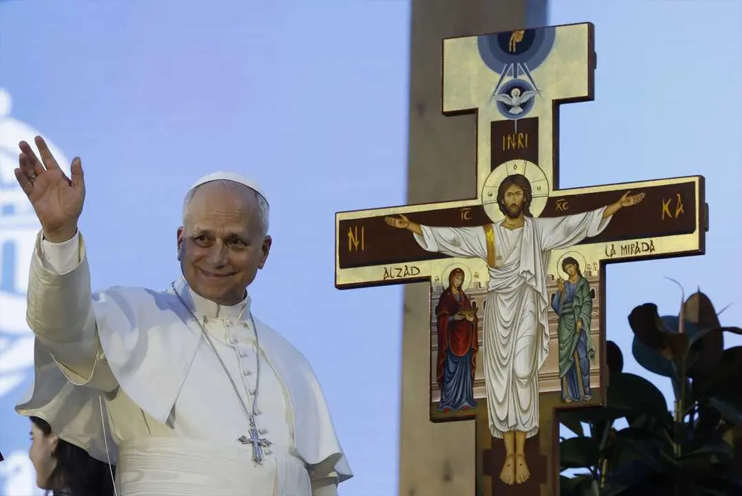 El Papa Le&oacute;n XIV asiste y preside la vigilia de oraci&oacute;n con los j&oacute;venes, en la Plaza de Lima, a 6 de junio de 2026, en Madrid (Espa&ntilde;a). Durante la vigilia de oraci&oacute;n con los j&oacute;venes, el pont&iacute;fice dirige un discurso a los asistentes tras el momento de oraci&oacute;n comunitaria. La convocatoria re&uacute;ne a miles de participantes en un encuentro centrado en la fe y el di&aacute;logo con las nuevas generaciones.

Firma: J.J. Guill&eacute;n / EFE / Pool