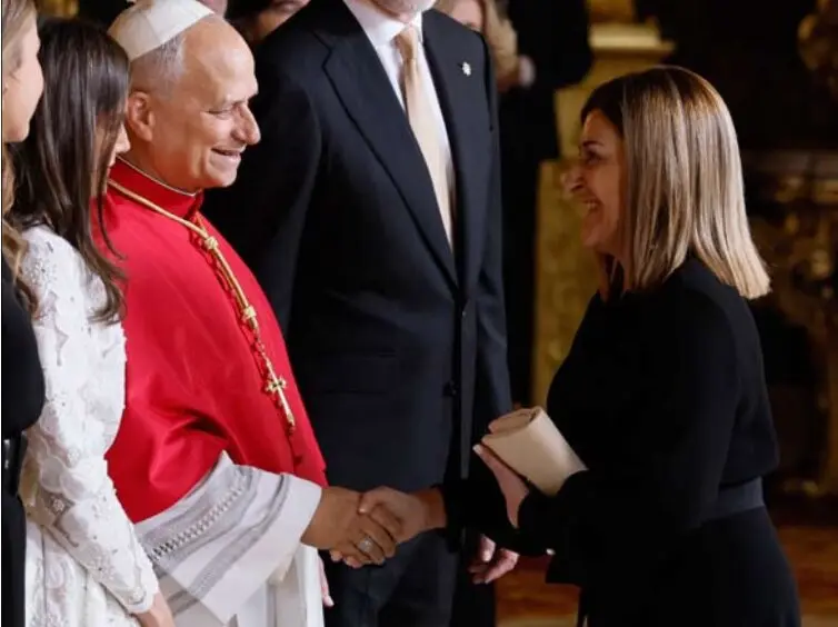 Mar&iacute;a Jos&eacute; S&aacute;enz de Buruaga conversa con el Papa Le&oacute;n XIV durante la recepci&oacute;n oficial celebrada en el Palacio Real de Madrid. La presidenta de Cantabria aprovech&oacute; el encuentro para invitar al Pont&iacute;fice a visitar la comunidad aut&oacute;noma, vinculada a parte de sus ra&iacute;ces familiares. / ALERTA