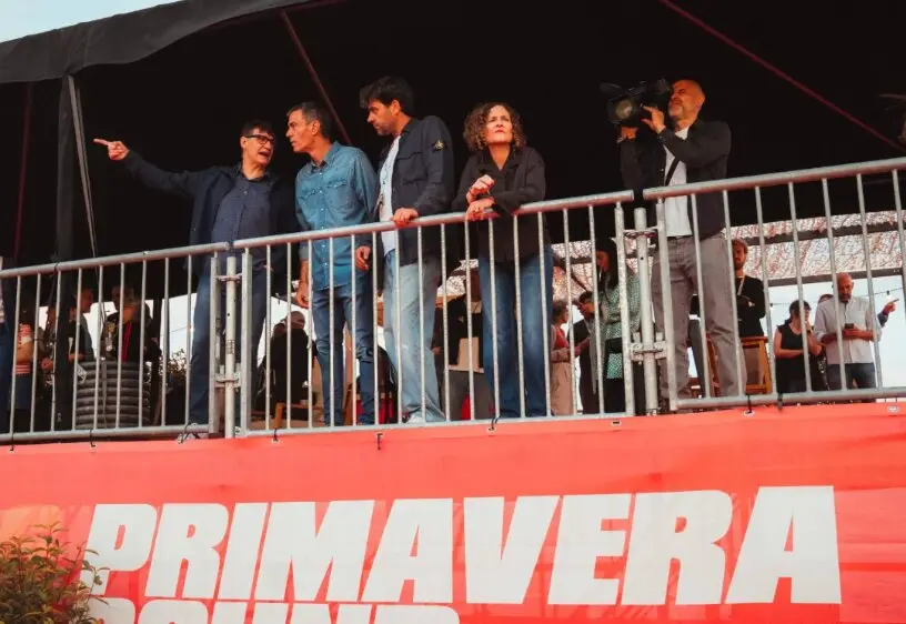 El presidente del Gobierno, Pedro S&aacute;nchez, y el presidente de la Generalitat, Salvador Illa, asisten al Primavera Sound en Barcelona acompa&ntilde;ados por miembros de sus respectivos equipos.