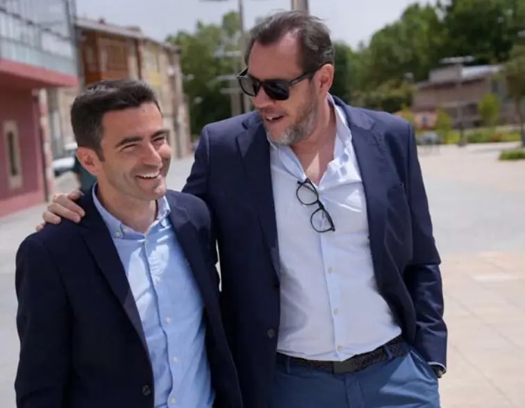 El ministro de Transportes, &Oacute;scar Puente, y el secretario general del PSOE de Cantabria, Pedro Casares, conversan durante su visita a Reinosa con motivo del centenario de la agrupaci&oacute;n socialista local.