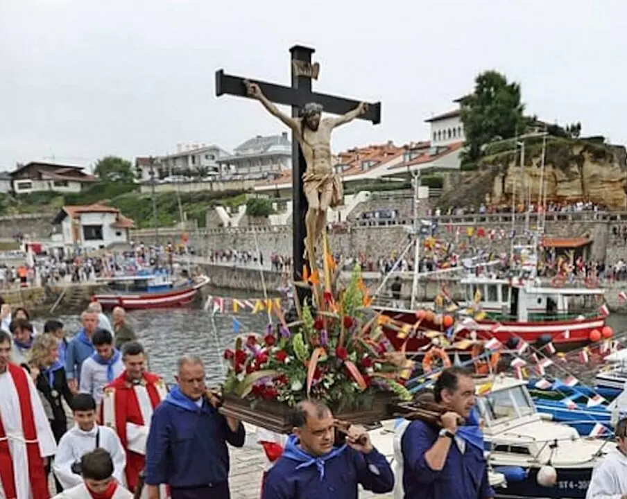 La imagen del Cristo es portada a hombros durante una tradicional procesi&oacute;n marinera en Comillas, una de las expresiones m&aacute;s arraigadas de fe y devoci&oacute;n popular en la villa.