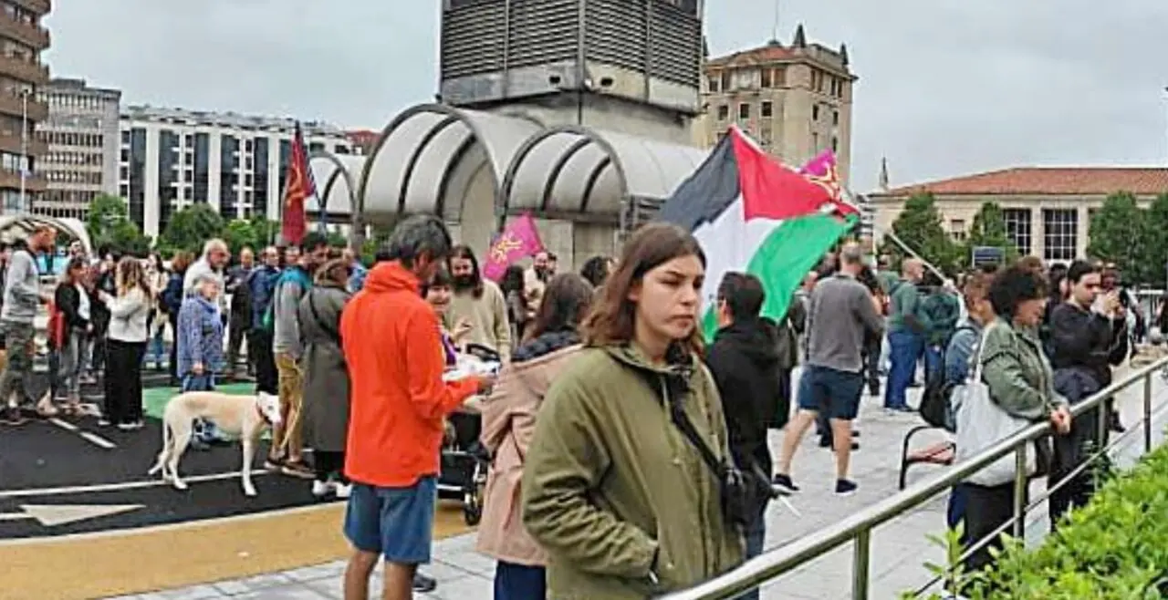 Participantes en la manifestaci&oacute;n por el acceso a la vivienda celebrada este s&aacute;bado en Santander.