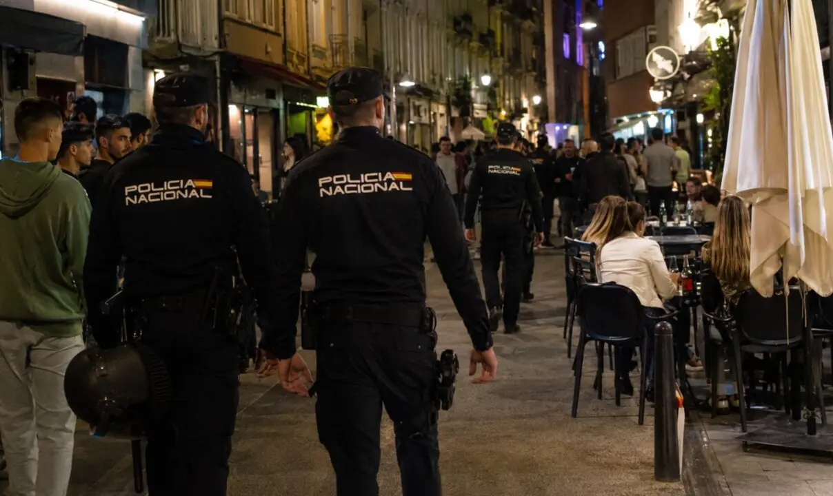 Agentes de Polic&iacute;a Nacional durante una intervenci&oacute;n en una zona de ocio nocturno de Santander. Las investigaciones contin&uacute;an abiertas en ambos casos para esclarecer las circunstancias de las agresiones y determinar las responsabilidades penales correspondientes.