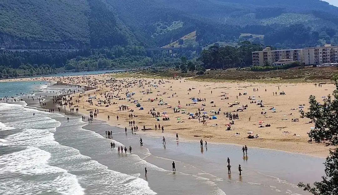 Efectivos de emergencias y agentes de la Guardia Civil participaron en el operativo desplegado en la playa de Ori&ntilde;&oacute;n tras el hallazgo de un hombre flotando en el agua durante la tarde del s&aacute;bado.
