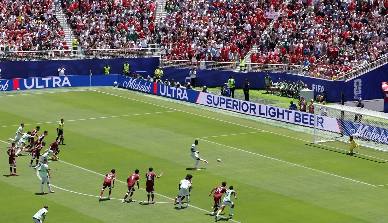 La revisi&oacute;n del penalti favorable a Suiza gener&oacute; debate tras no mostrarse la habitual recreaci&oacute;n gr&aacute;fica del fuera de juego.