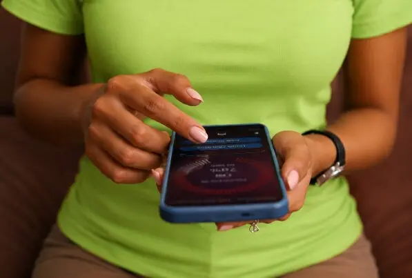Mujer usando una aplicaci&oacute;n m&oacute;vil en su smartphone.