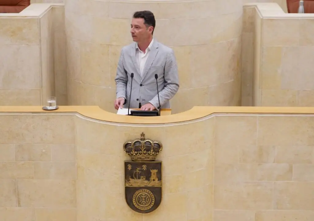 Alejandro Liz interviene desde la tribuna del Parlamento de Cantabria durante una sesi&oacute;n plenaria.