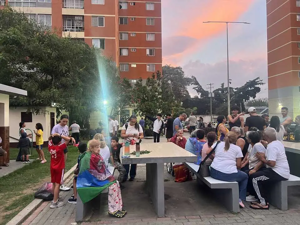 Decenas de personas se concentran en un espacio abierto de Caracas tras los dos fuertes terremotos que sacudieron Venezuela y provocaron el colapso de edificios en distintos puntos de la capital.