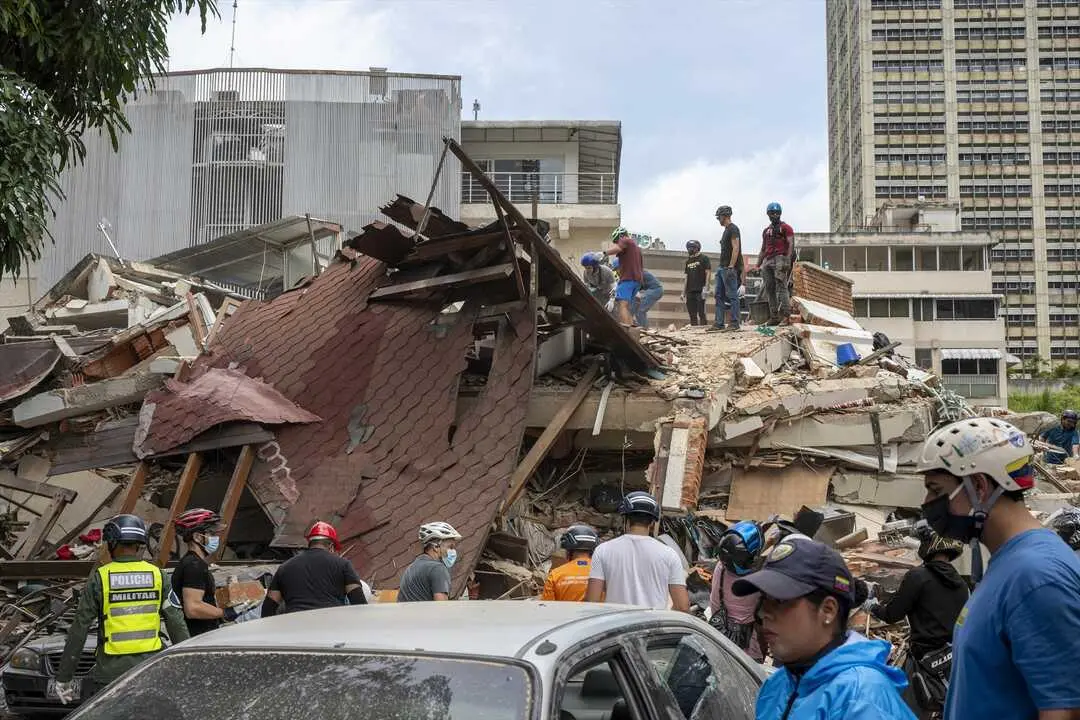 Vecinos permanecen en el exterior de sus viviendas en Caracas tras los dos fuertes terremotos registrados el 24 de junio, que obligaron a evacuar edificios y provocaron importantes da&ntilde;os en varias zonas de Venezuela.