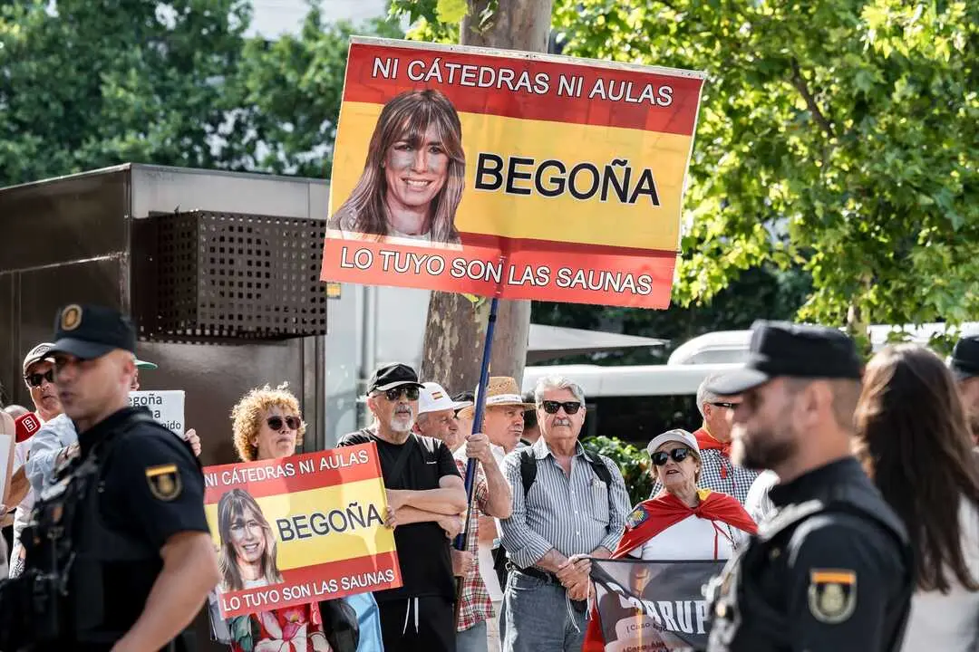 Un grupo de personas se concentra frente a los Juzgados de Plaza de Castilla, a 15 de junio de 2026, en Madrid (Espa&ntilde;a). El juez Juan Carlos Peinado ha citado este lunes a Bego&ntilde;a G&oacute;mez, esposa del presidente del Gobierno, Pedro S&aacute;nchez, a una audiencia preliminar a la que tiene "obligaci&oacute;n de comparecer" y a la que tambi&eacute;n han sido convocados su asesora Cristina &Aacute;lvarez y el empresario Juan Carlos Barrab&eacute;s, los otros dos investigados en el 'caso Bego&ntilde;a G&oacute;mez'.
Fecha: 15/06/2026. leer menos

Firma: Diego Radam&eacute;s / Europa Press