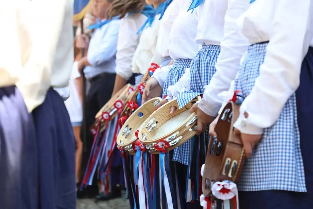 Los trajes regionales, las panderetas y la m&uacute;sica popular forman parte de la identidad de las fiestas c&aacute;ntabras, donde el folclore contin&uacute;a transmiti&eacute;ndose de generaci&oacute;n en generaci&oacute;n.
