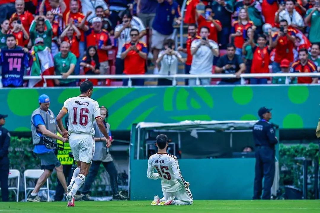 &Aacute;lex Baena celebra su gol con Espa&ntilde;a durante el partido del Mundial 2026, ante la ovaci&oacute;n de la afici&oacute;n en la grada.  AFP7 / Europa Press