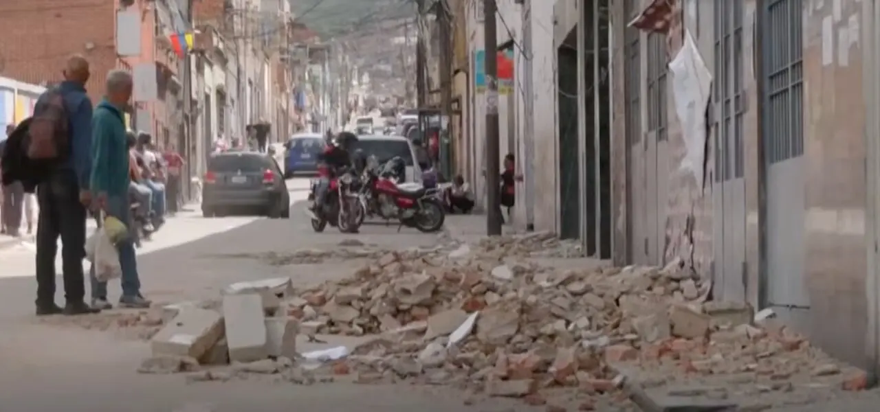 Escombros ca&iacute;dos en una calle venezolana, mientras los habitantes miran desconsolados la destrucci&oacute;n. / RTVE