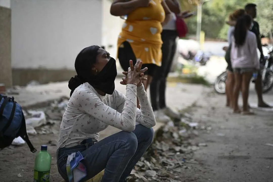 Una mujer espera con angustia junto a la ciudad de La Guaira mientras contin&uacute;an las labores de rescate tras los devastadores terremotos que sacudieron Venezuela. Miles de familias permanecen a la espera de noticias de sus seres queridos entre los escombros. (Foto: Europa Press).