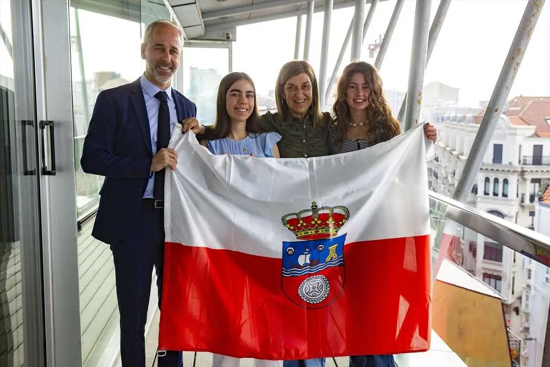 Elsa Gil y Laura Trueba representar&aacute;n a Cantabria en la Ruta Quetzal 2026, una expedici&oacute;n educativa que reunir&aacute; a 200 j&oacute;venes de toda Espa&ntilde;a para recorrer Galicia, el norte de Portugal y Le&oacute;n siguiendo un itinerario hist&oacute;rico y cultural.