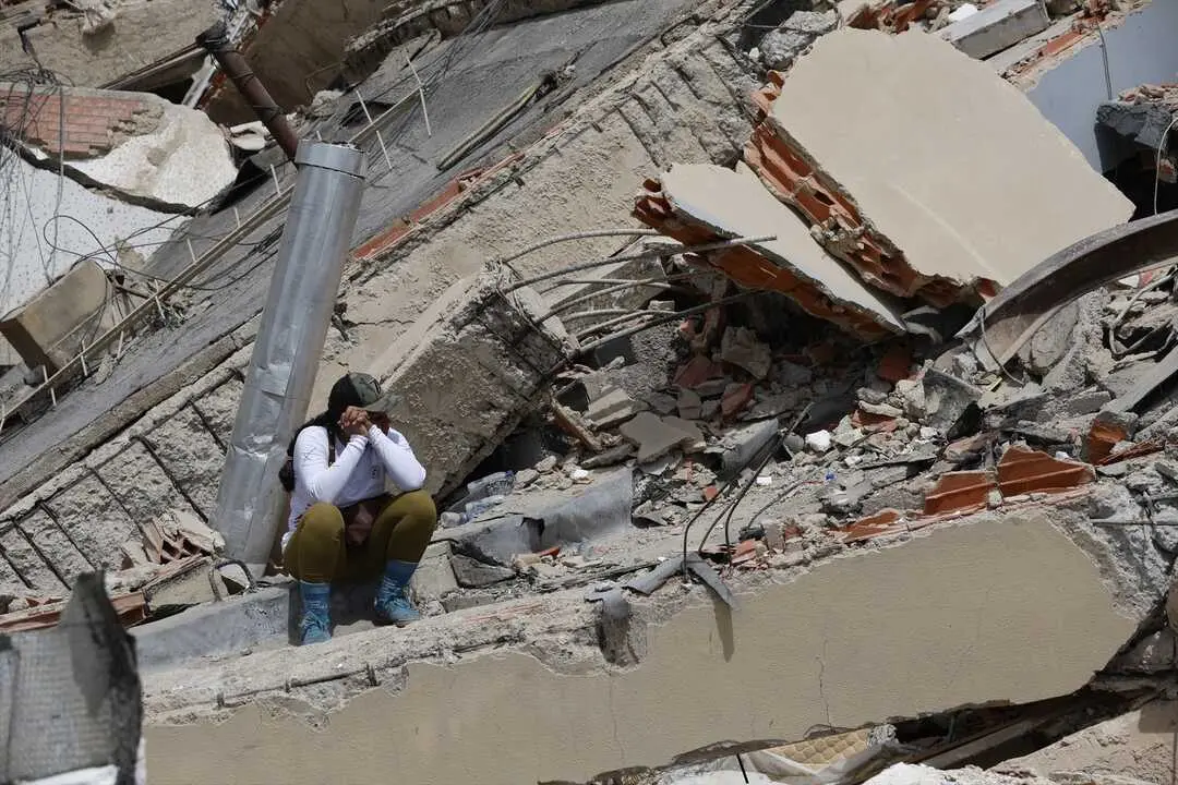 Una mujer observa los escombros de un edificio derrumbado en La Guaira tras los terremotos que sacudieron Venezuela y dejaron un elevado n&uacute;mero de v&iacute;ctimas.