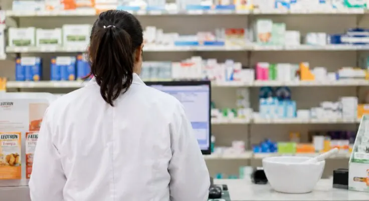 Una farmaceudurante en su labor en una oficina de farmacia. Cantabria impulsar&aacute; el primer colegio profesional de estos profesionales en Espa&ntilde;a.