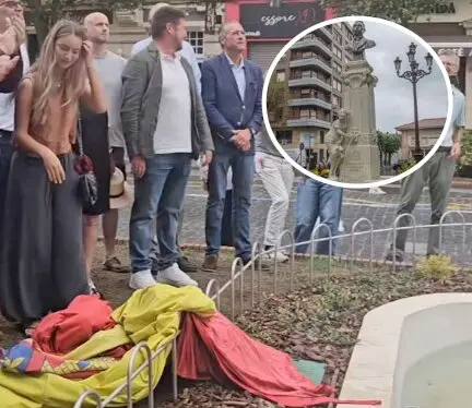 La bandera de Espa&ntilde;a qued&oacute; depositada sobre el suelo tras descubrir el busto de Rebolledo, una circunstancia denunciada por VOX, que acusa al Ayuntamiento de incumplir el protocolo durante el acto institucional.