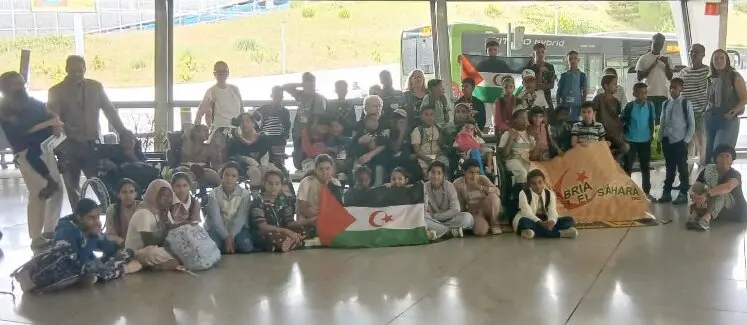 Los primeros ni&ntilde;os saharauis del programa Vacaciones en Paz ya disfrutan de su estancia en Cantabria gracias a la solidaridad de las familias de acogida, que un a&ntilde;o m&aacute;s tienden la mano a un pueblo que sigue esperando una soluci&oacute;n justa para el S&aacute;hara Occidental.