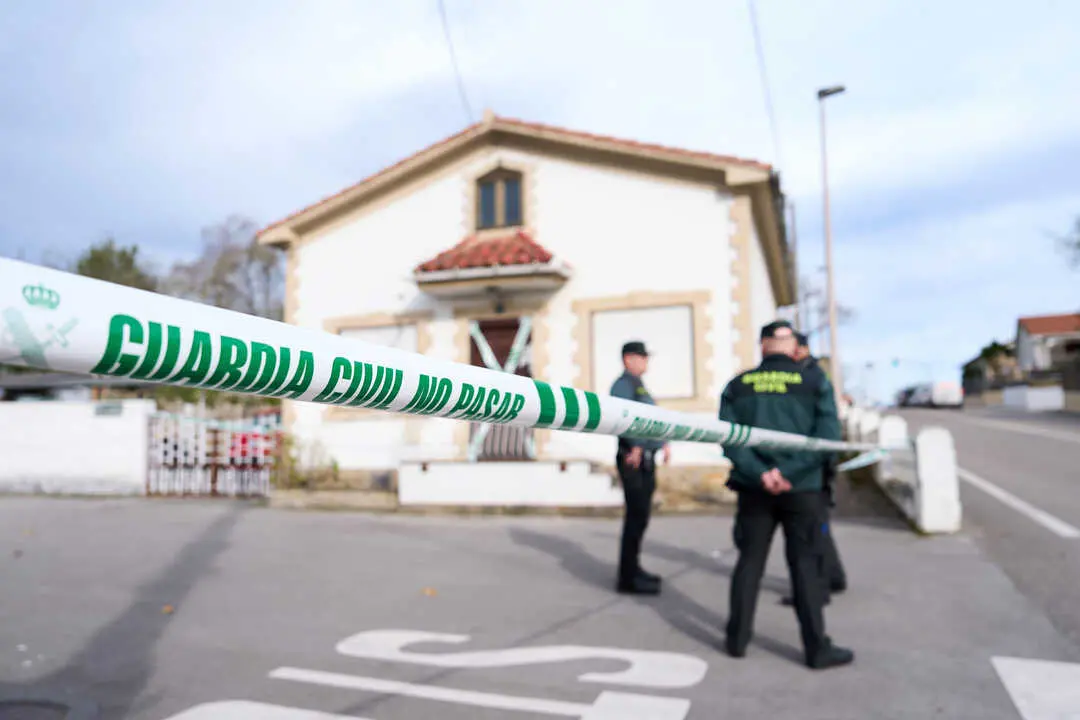 Agentes de la Guardia Civil en las inmediaciones de la vivienda donde un hombre ha estrangulado presuntamente a su madre y despu&eacute;s se ha suicidado ahorc&aacute;ndose, a 7 de marzo de 2024, Hinojedo, Suances, Cantabria (Espa&ntilde;a). La Guardia Civil hall&oacute; el mi&eacute;rcoles por la tarde en su domicilio los cad&aacute;veres de los dos fallecidos, la mujer, de unos 78 a&ntilde;os, y su hijo, de unos 44 a&ntilde;os. Los indicios apuntan a que leer m&aacute;s el hijo mat&oacute; a su madre y posteriormente se suicid&oacute;. La mujer ten&iacute;a problemas de salud, han confirmado fuentes de la investigaci&oacute;n, y al parecer hab&iacute;a sufrido un ictus.
Fecha: 07/03/2024.

Foto de archivo

Firma: Juanma Serrano / Europa Press