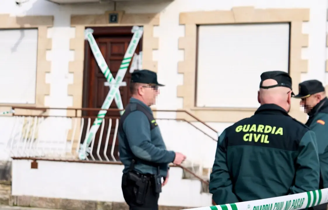 Agentes de la Guardia Civil en las inmediaciones de la vivienda donde un hombre ha estrangulado presuntamente a su madre y despu&eacute;s se ha suicidado ahorc&aacute;ndose, a 7 de marzo de 2024, Hinojedo, Suances, Cantabria (Espa&ntilde;a). La Guardia Civil hall&oacute; el mi&eacute;rcoles por la tarde en su domicilio los cad&aacute;veres de los dos fallecidos, la mujer, de unos 78 a&ntilde;os, y su hijo, de unos 44 a&ntilde;os. Los indicios apuntan a que leer m&aacute;s el hijo mat&oacute; a su madre y posteriormente se suicid&oacute;. La mujer ten&iacute;a problemas de salud, han confirmado fuentes de la investigaci&oacute;n, y al parecer hab&iacute;a sufrido un ictus.
Fecha: 07/03/2024.

Foto de archivo