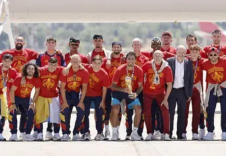 La selecci&oacute;n espa&ntilde;ola posa con el trofeo delante del avi&oacute;n en Barajas&Oacute;scar del Pozo / EP