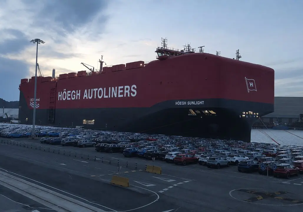 n buque especializado en el transporte de veh&iacute;culos permanece atracado en el Puerto de Santander junto a cientos de autom&oacute;viles preparados para su distribuci&oacute;n.