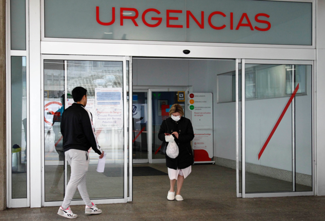 Una sanitaria sale con su mascarilla de la zona de Urgencias del Hospital Marqués de Valdecilla. / J.Ramón