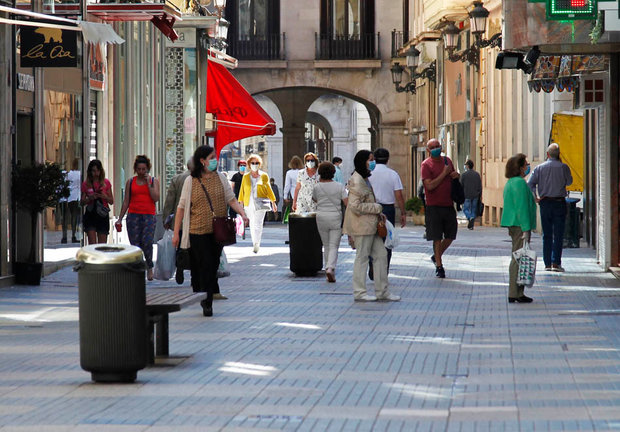 Varias personas caminan por la calle San Francisco de Santander. / J. Ramón