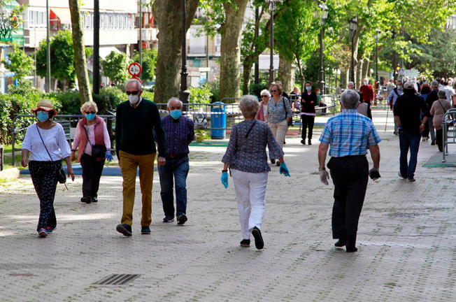 Gente de avanzada edad paseando por la calle San Fernando en Santander. / J. Ramón