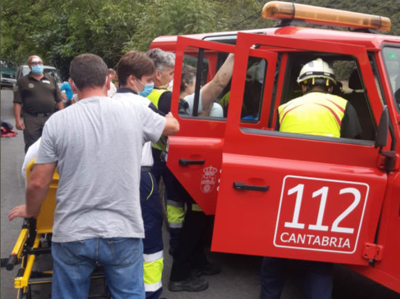 Bomberos 112 Cantabria en el momento del rescate.