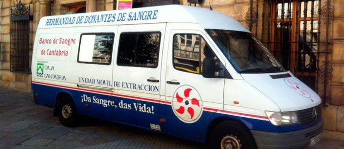 La unidad móvil de la asociación hermandad de donantes de sangre de Cantabria.