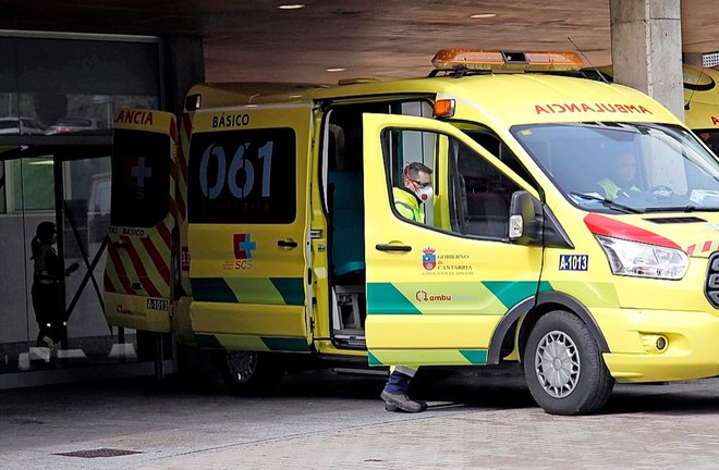 El personas sanitario del servicio de Ambulancia en la zona de Urgencias del Hospital Marqués de Valdecilla. / J.R.