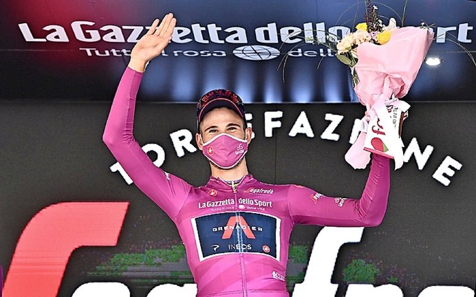 Filippo Ganna con la ‘maglia rosa’ tras imponerse en la contrrreloj inaugural del Giro de Italia. / LUCA ZENNARO