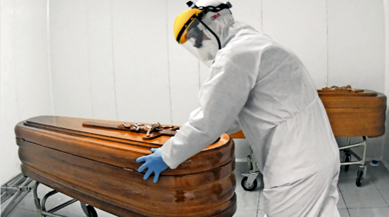 Un operario traslada un féretro en la Funeraria Montañesa. / CUBERO