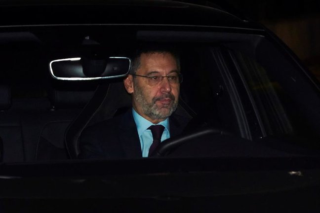 El presidente del FC Barcelona, Josep Maria Bartomeu, llega a la reunión extraordinaria de la junta directiva que ha convocado este martes en el Camp Nou. EFE/Alejandro García