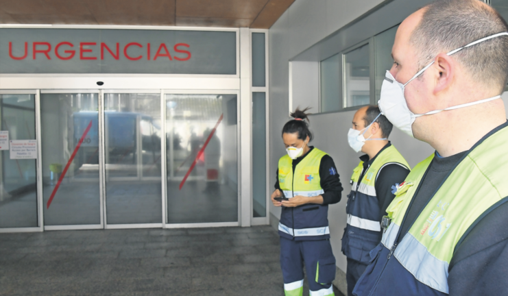 Trabajadores sanitarios ante la puerta de Urgencias de Valdecilla. / CubErO