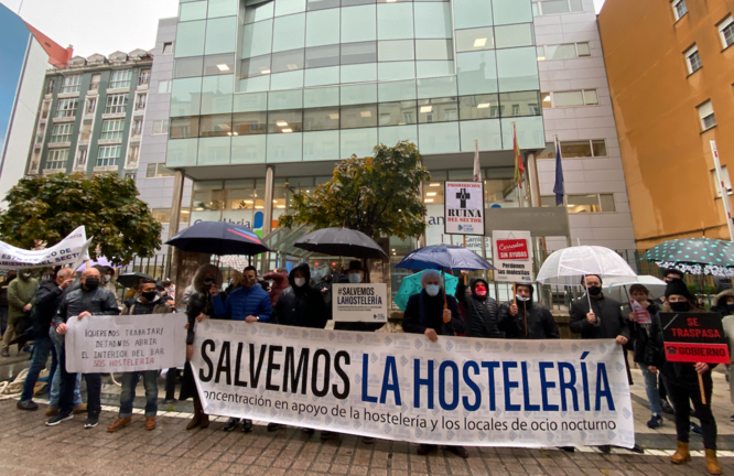 Los hosteleros de Cantabria en las puertas de las oficinas del Gobierno cántabro. / HARDY
