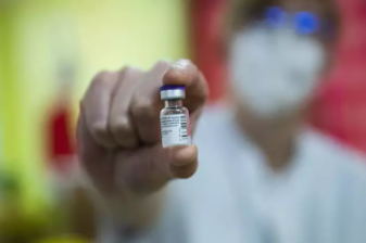 Una enfermera con un vial de la vacuna de Pfizer/BioNTech - Pool Francisco Seco/BELGA/dpa