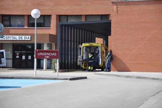 Un técnico de ambulancia prepara el vehículo para un paciente en la zona de urgencias del Hospital de Sierrallana en Torrelavega. / S.D.