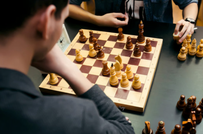 Dos alumnos juegan al ajedrez en Torrelavega.